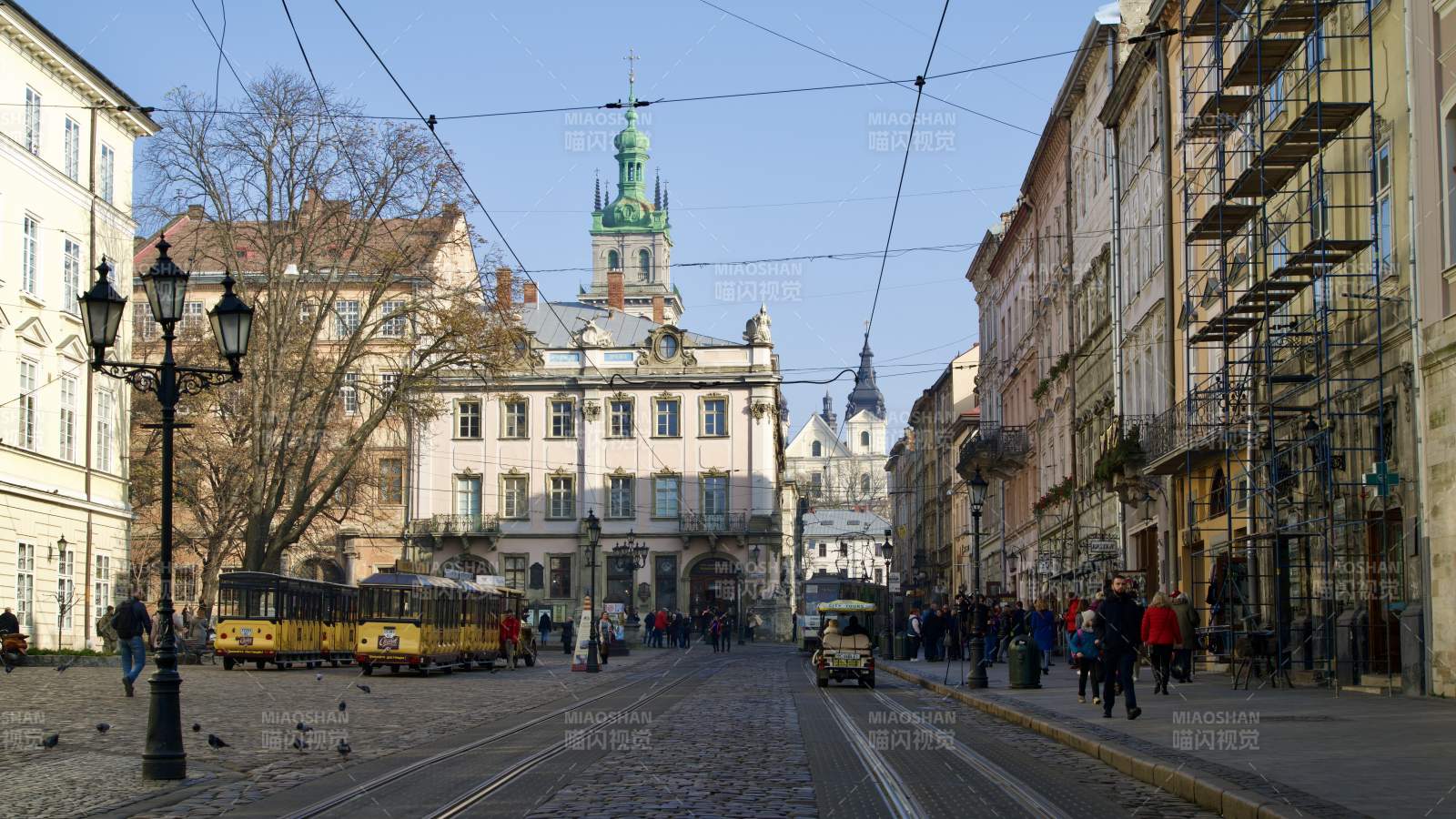 欧式街道电车穿行图片