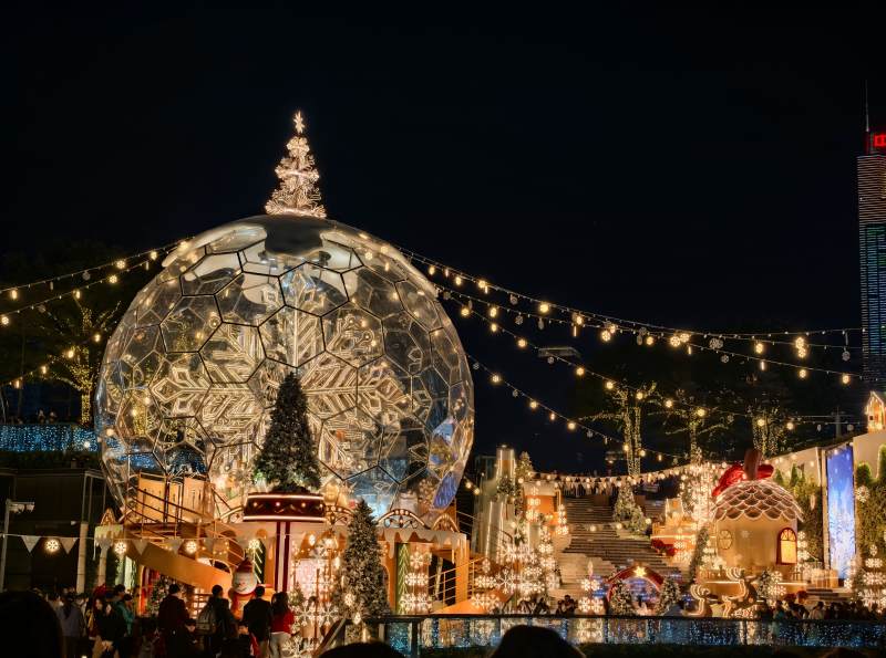 圣诞水晶球夜景图片