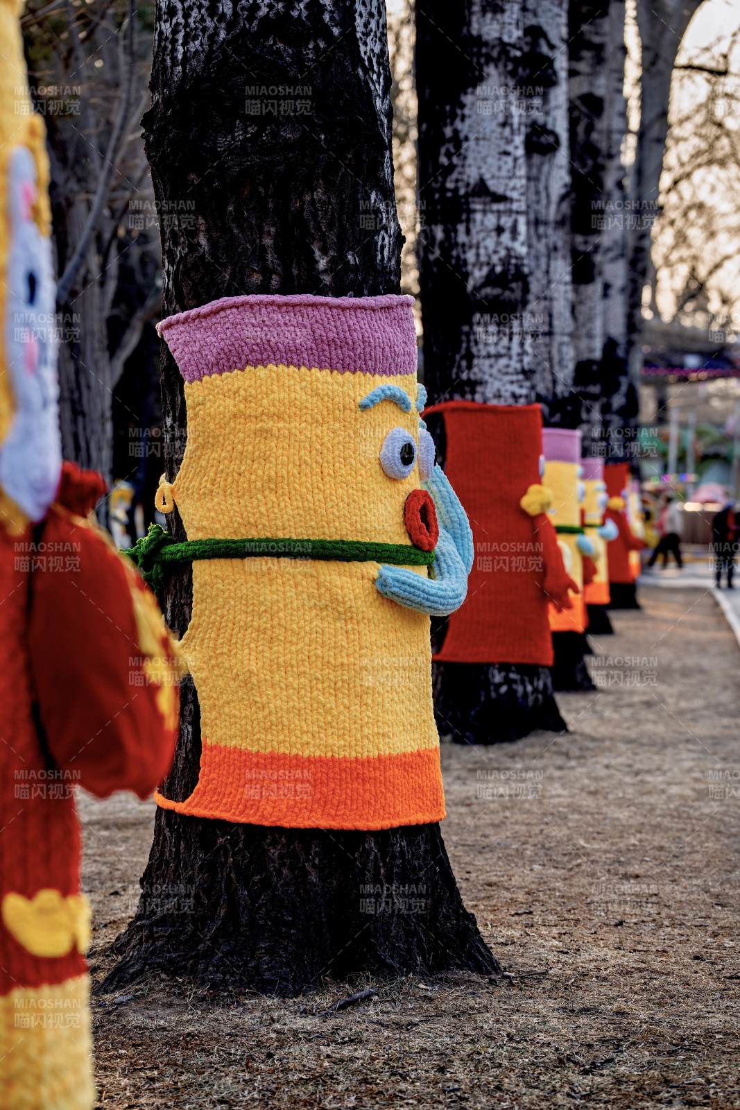 树穿彩衣迎春来图片