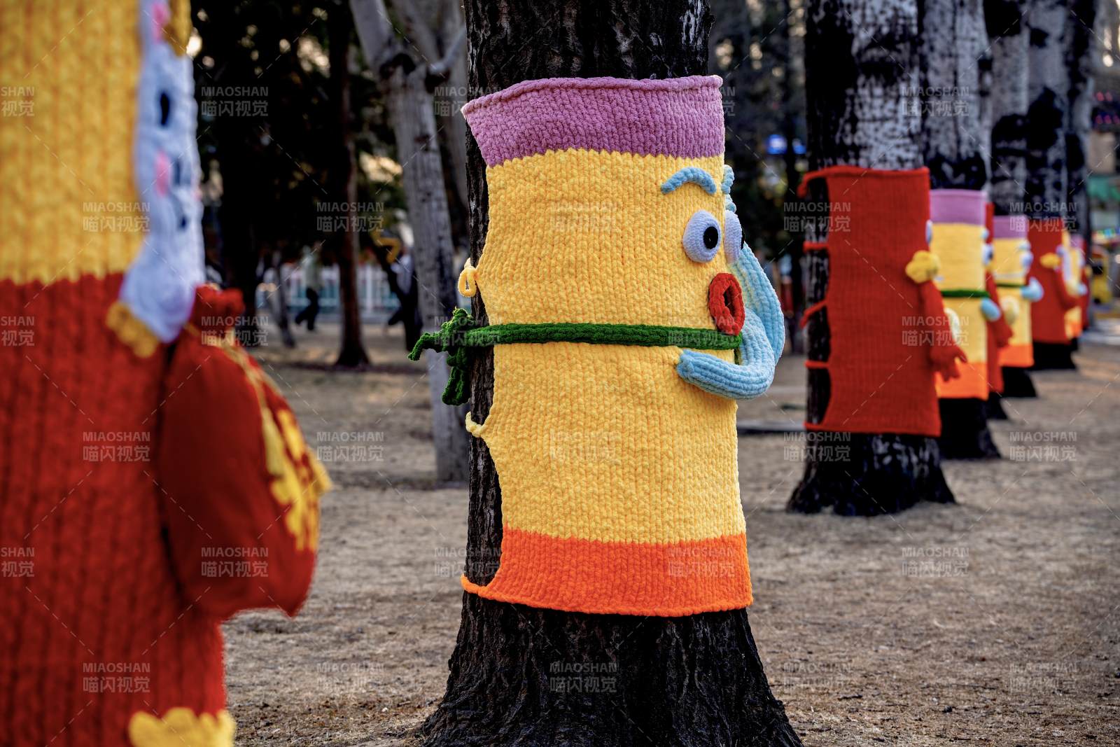 春节树干上的毛线玩偶图片