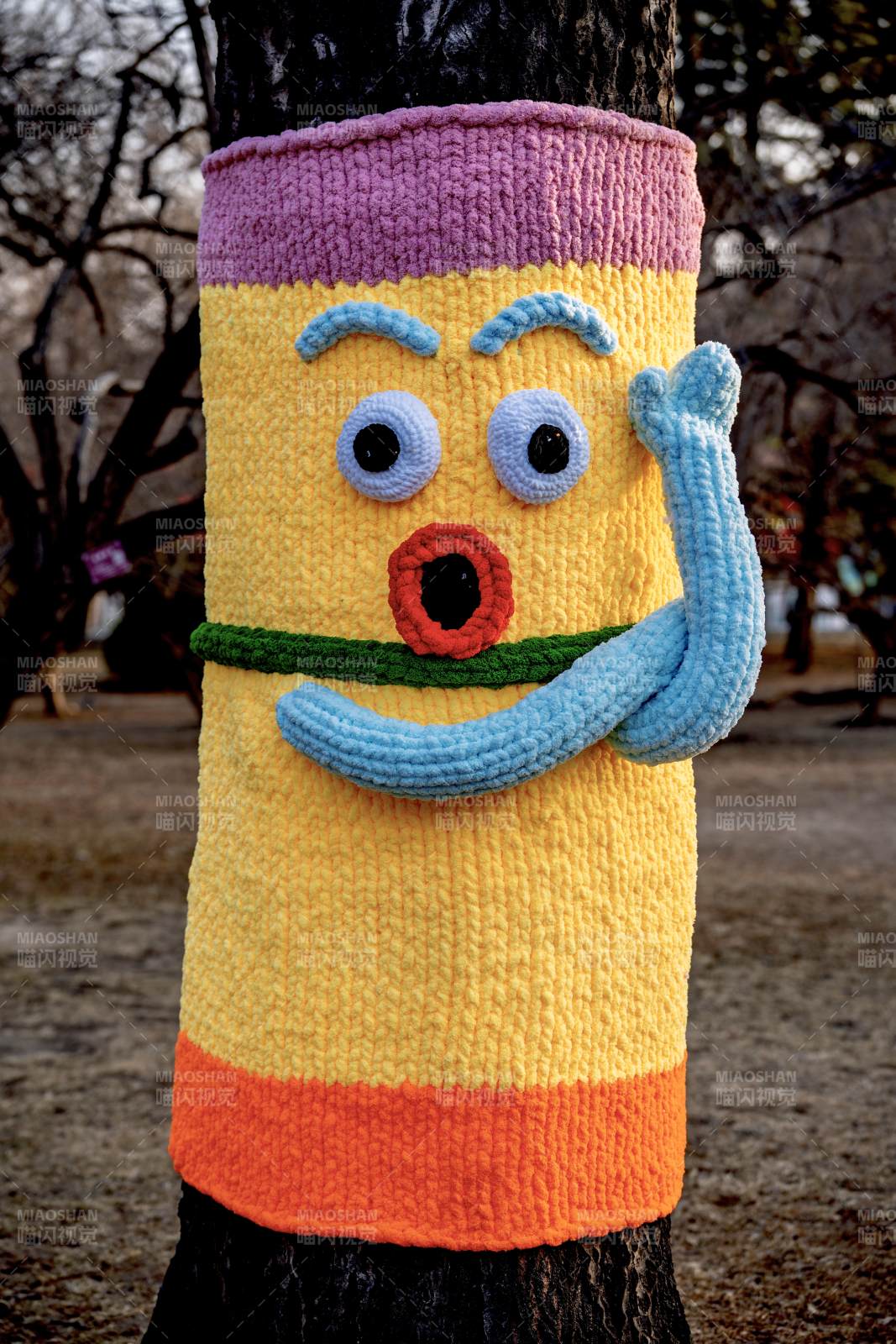 春节装饰树上戴帽的笑脸图片