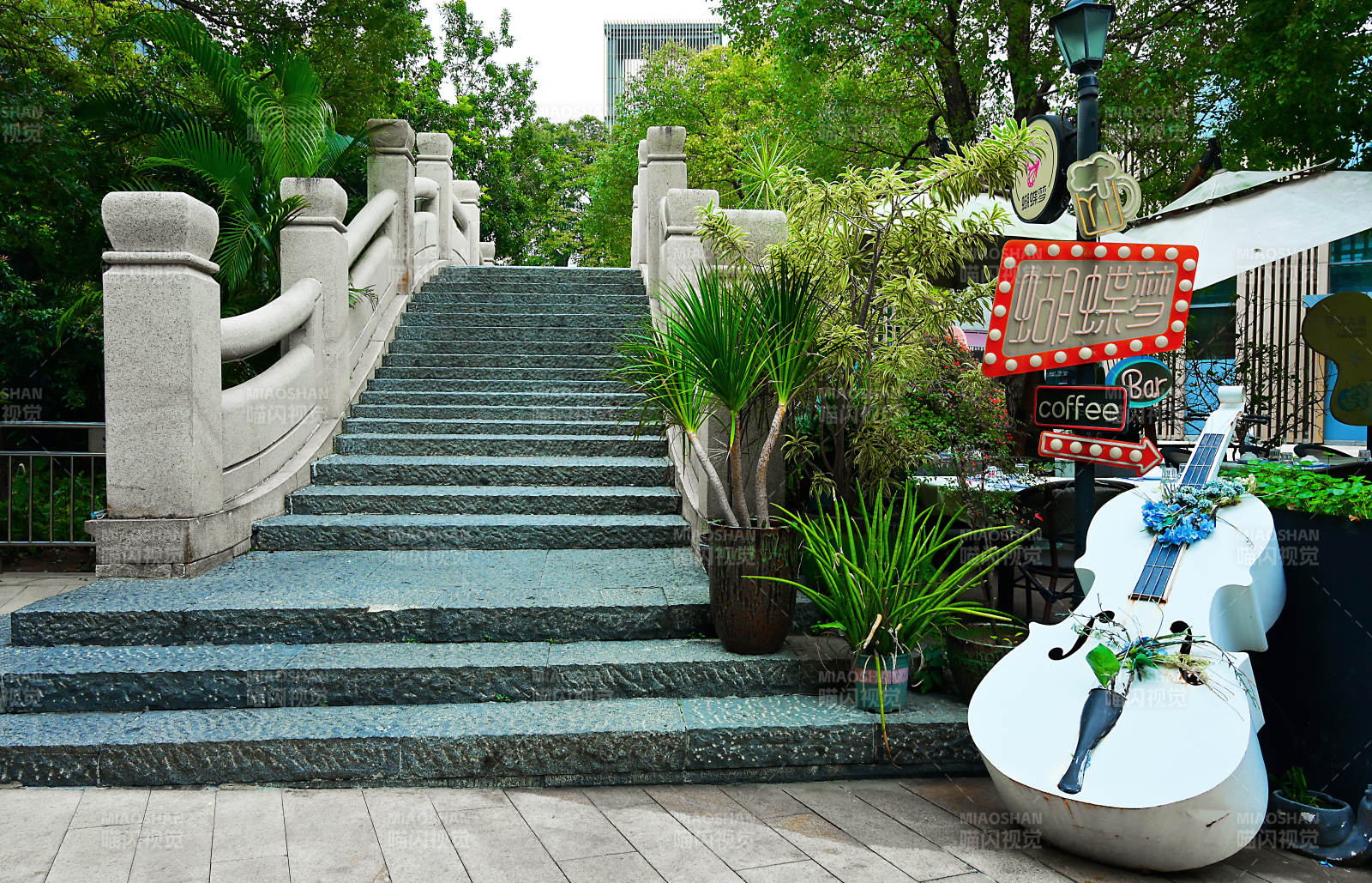 石桥与大提琴雕塑图片