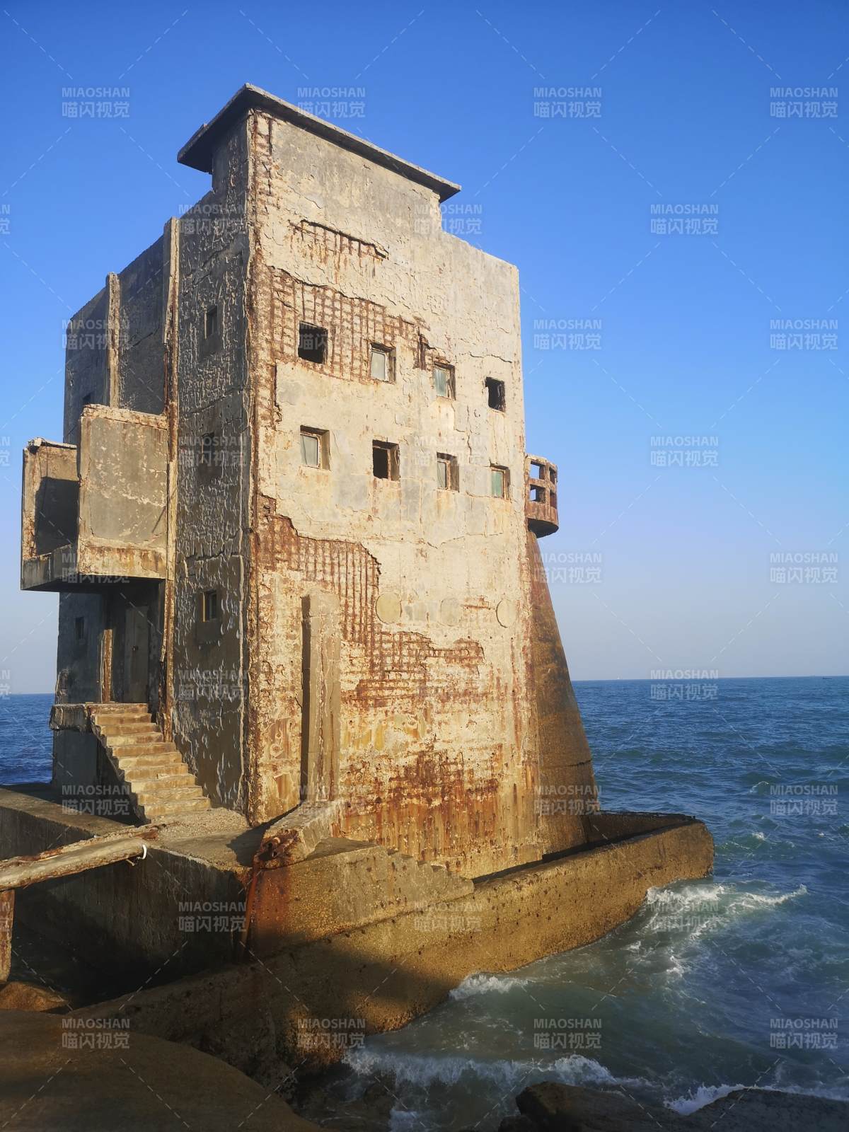 海边废弃堡垒图片