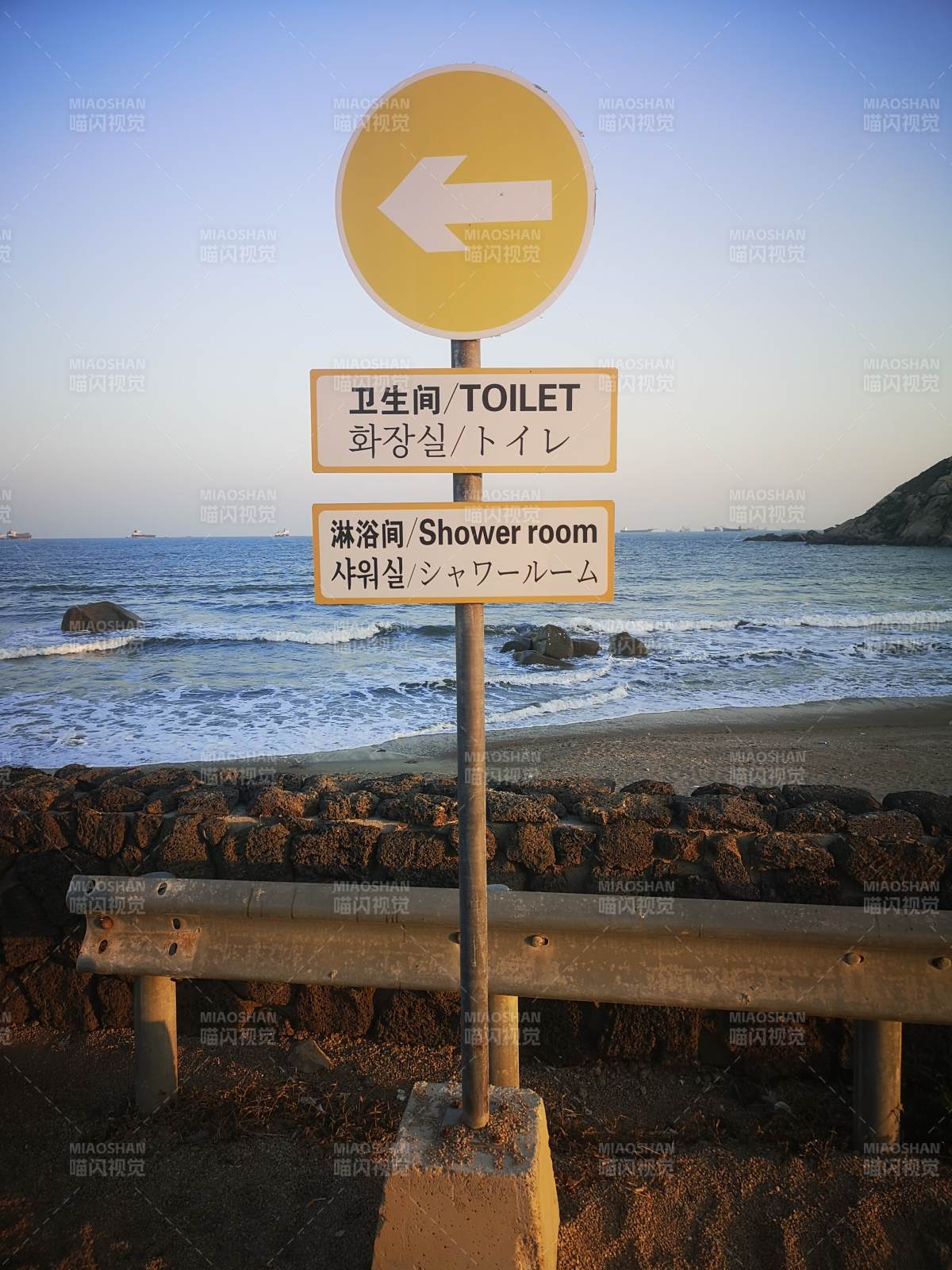 海边指示牌图片