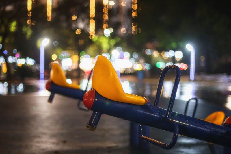 夜景中的黄色秋千~图片