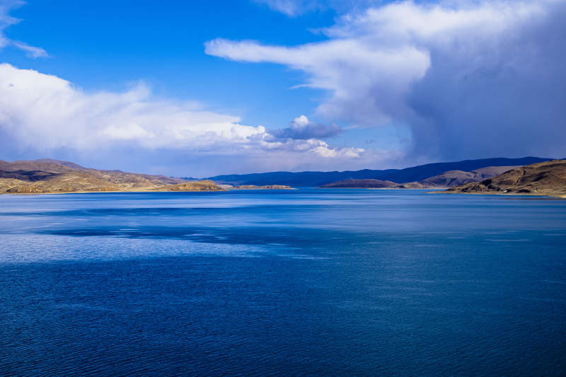 湖光山色 蓝天白云图片