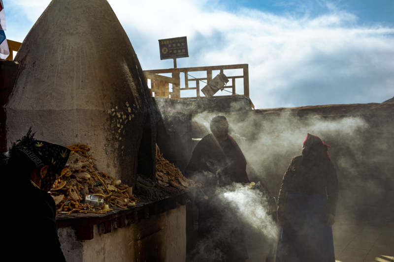 烤炉前的忙碌身影图片
