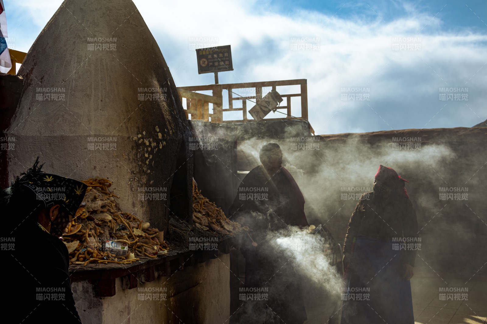 烤炉前的忙碌身影图片