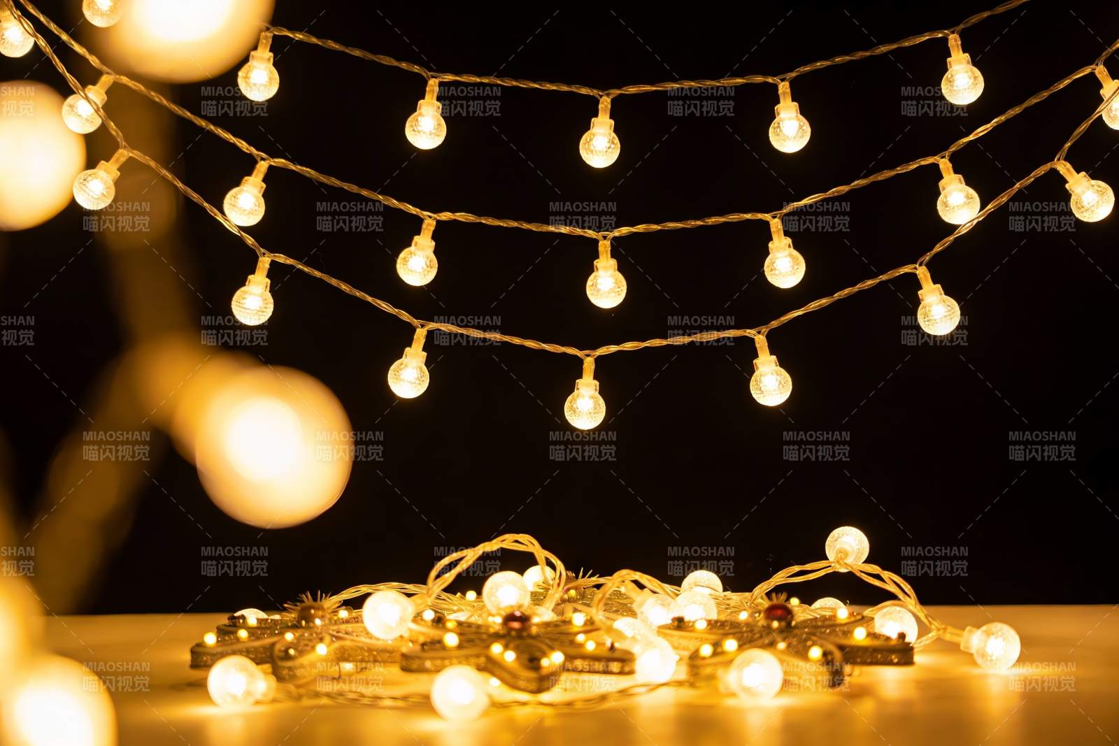 夜景灯光串装饰温馨氛围图片