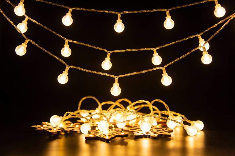 暖黄色灯串与雪花装饰图片