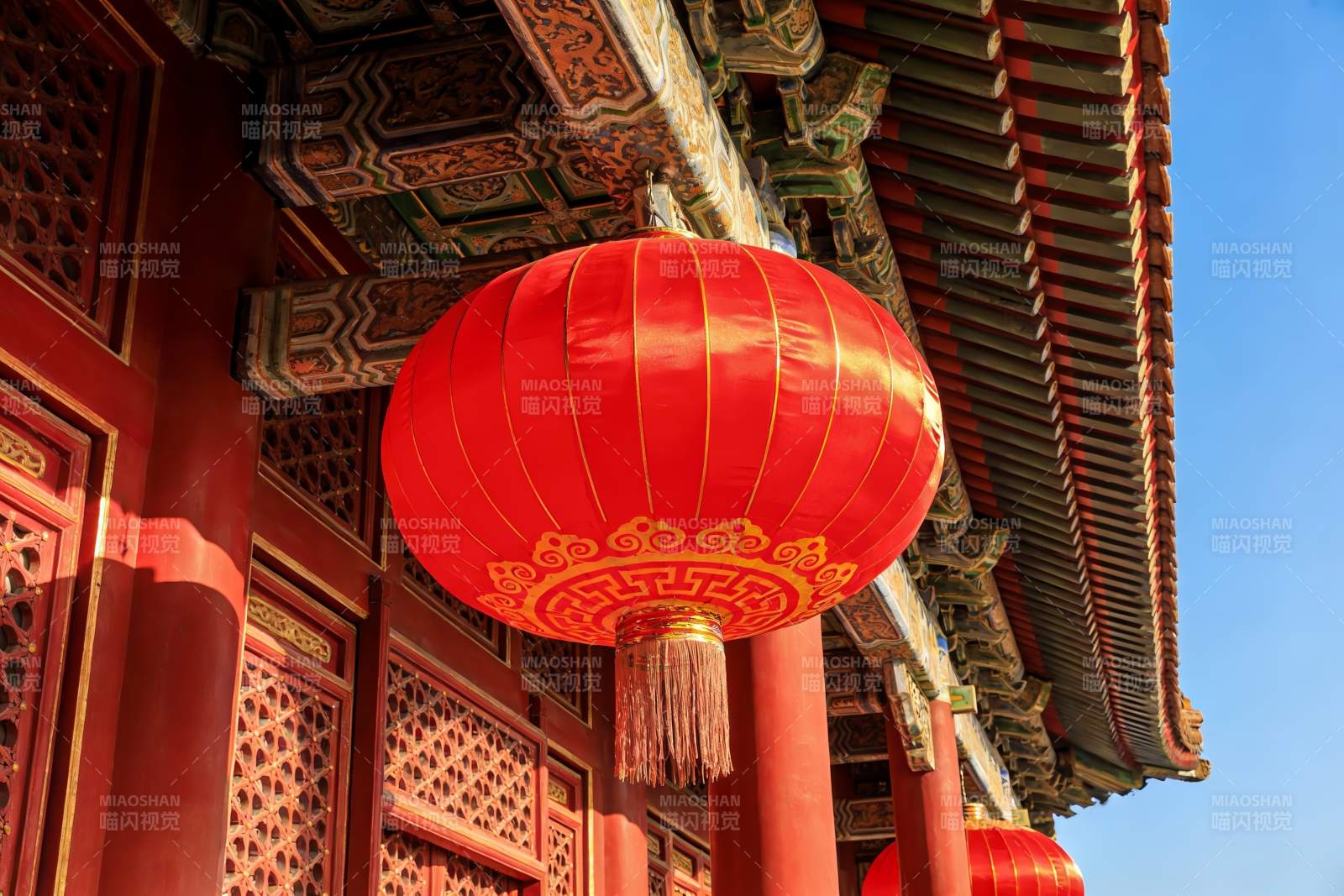 古建筑红灯笼特写图片