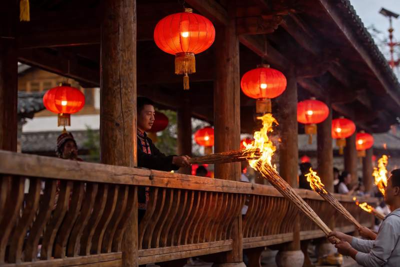 古建筑廊下红灯笼与火把仪式图片