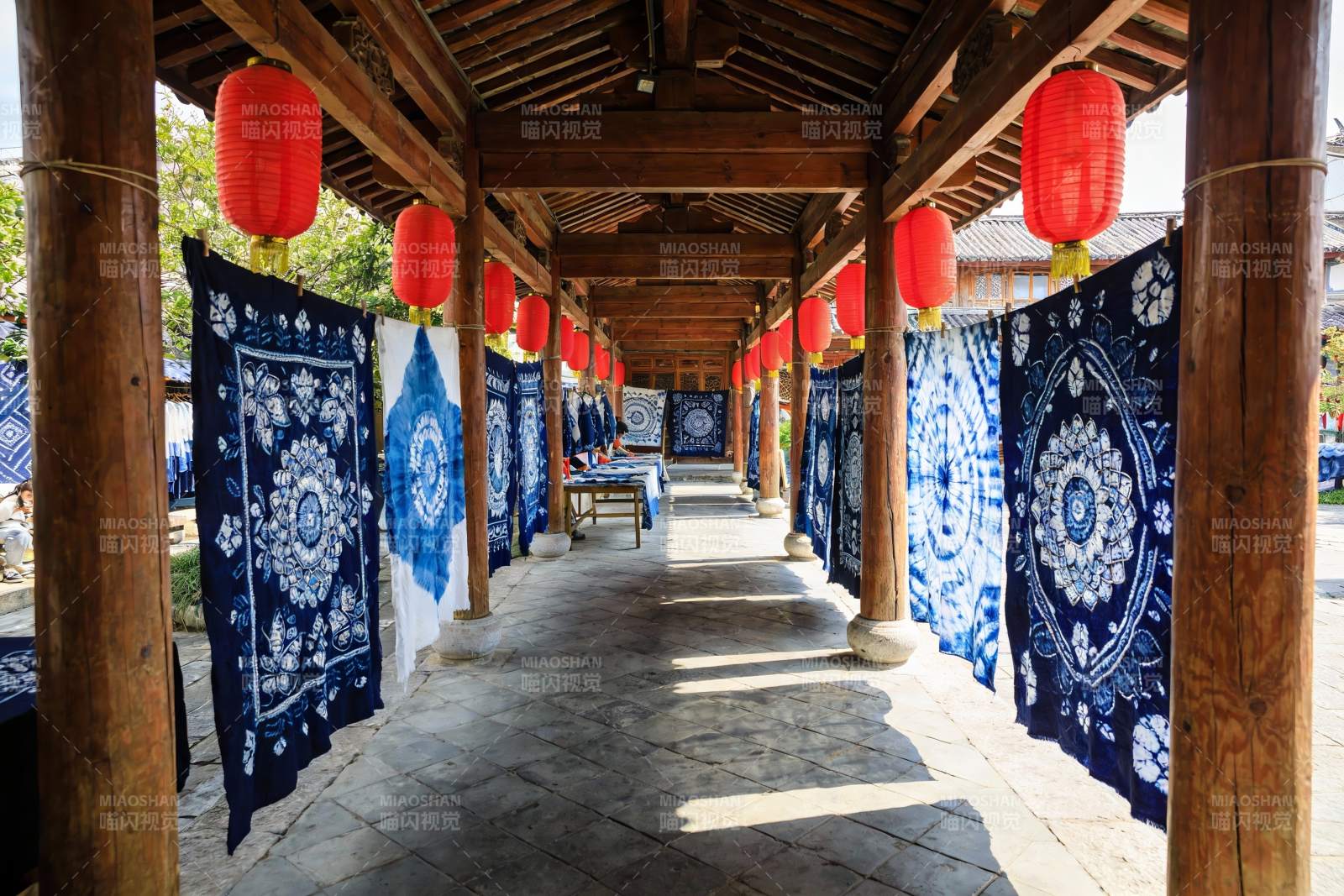古廊道蓝印花布与红灯笼图片