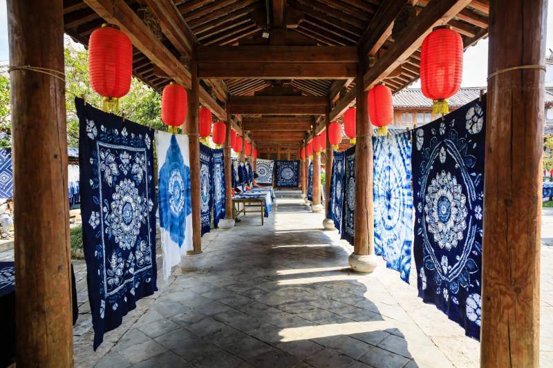 古廊道蓝印花布与红灯笼图片