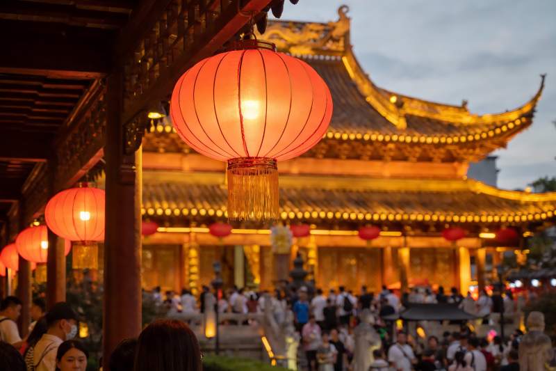 古建筑前红灯笼夜景人群图片