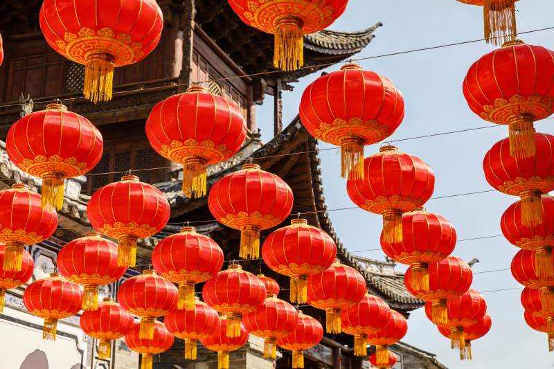 红灯笼挂满古建筑节日氛围浓图片