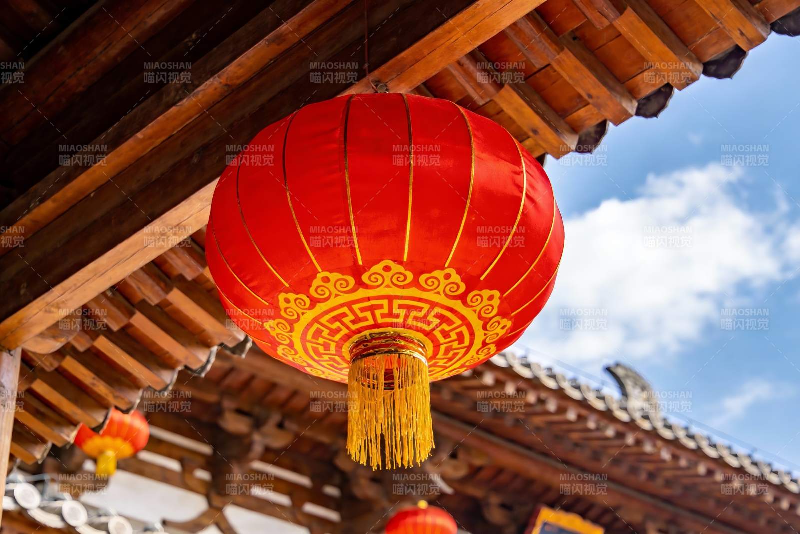 古建筑屋檐下的红色灯笼图片