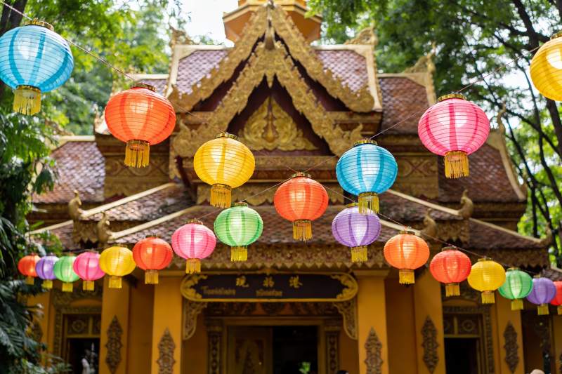 彩色灯笼装饰古建筑图片