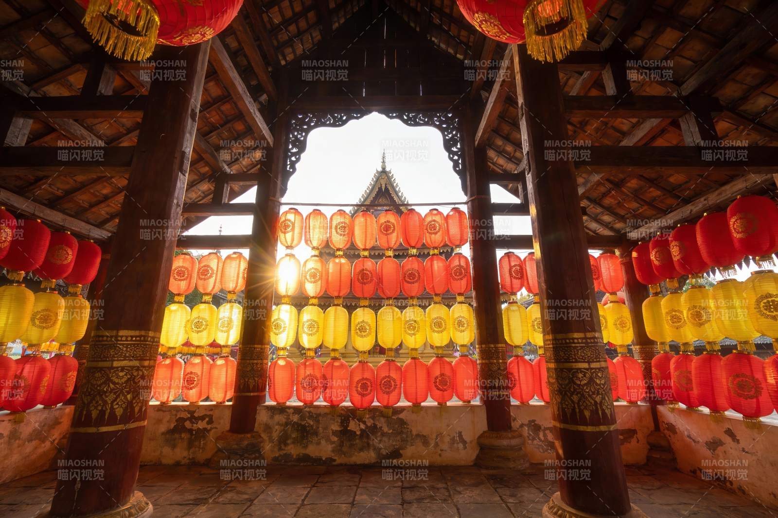 古建筑灯笼装饰光影美景图片