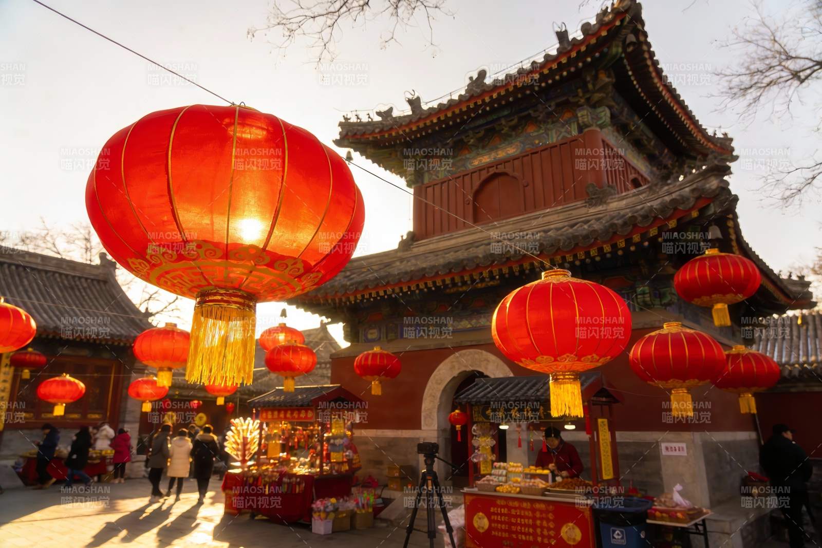 古建筑前挂红灯笼集市热闹图片