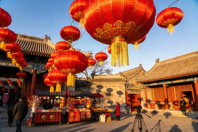 古建筑前挂红灯笼集市热闹图片