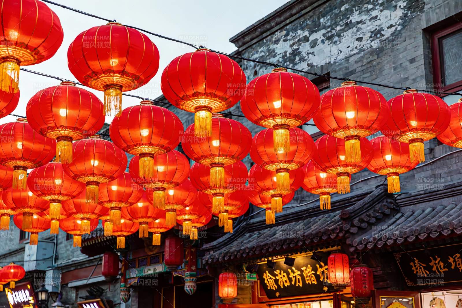 红灯笼高挂古建筑街景图片