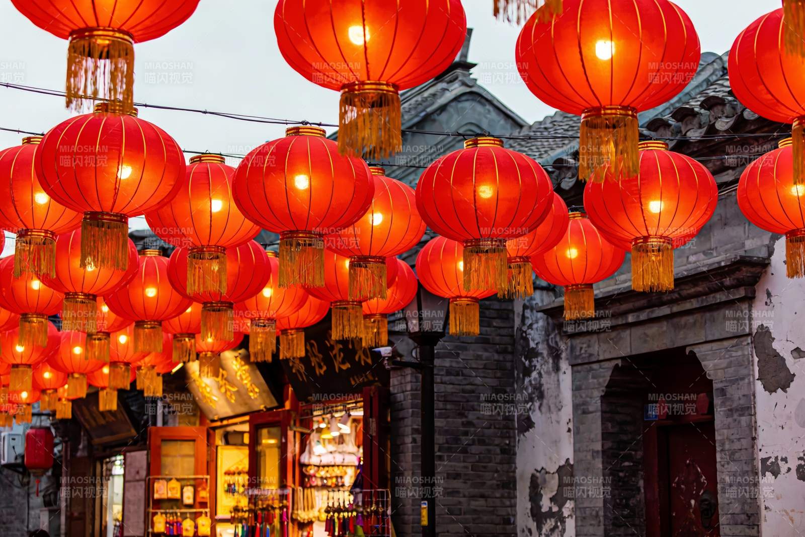 红灯笼挂满古街夜景图片