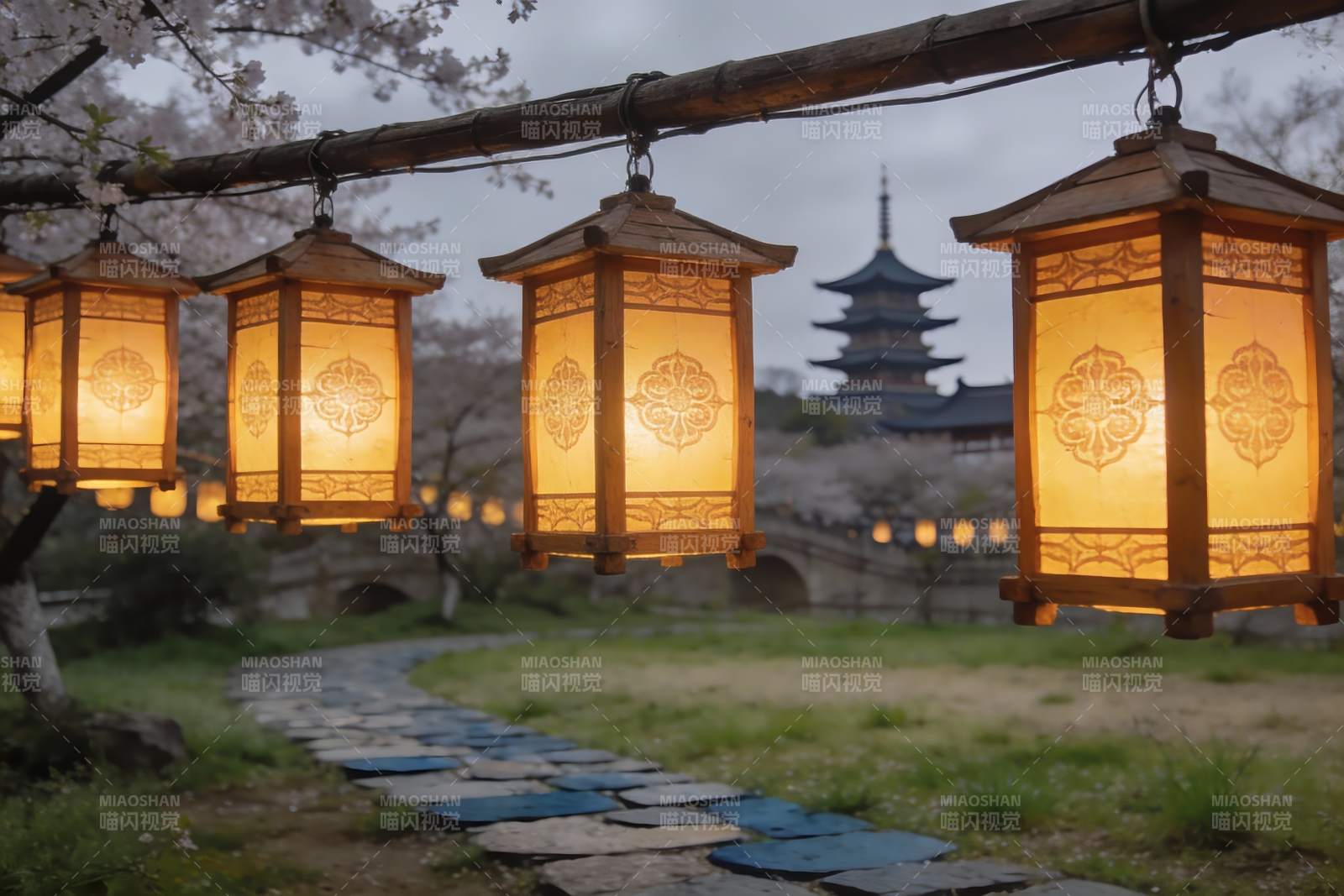 古风灯笼映衬樱花与塔图片