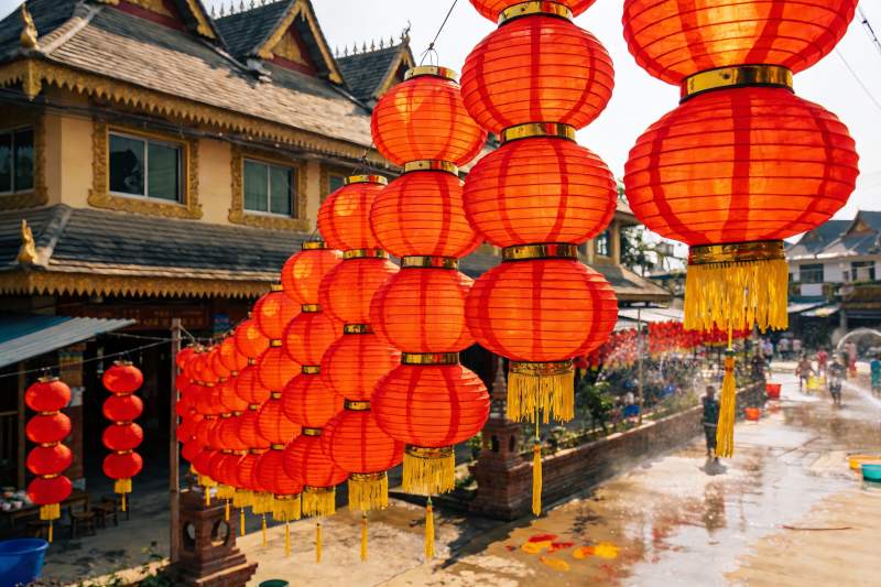 红灯笼装饰的古建筑街道图片