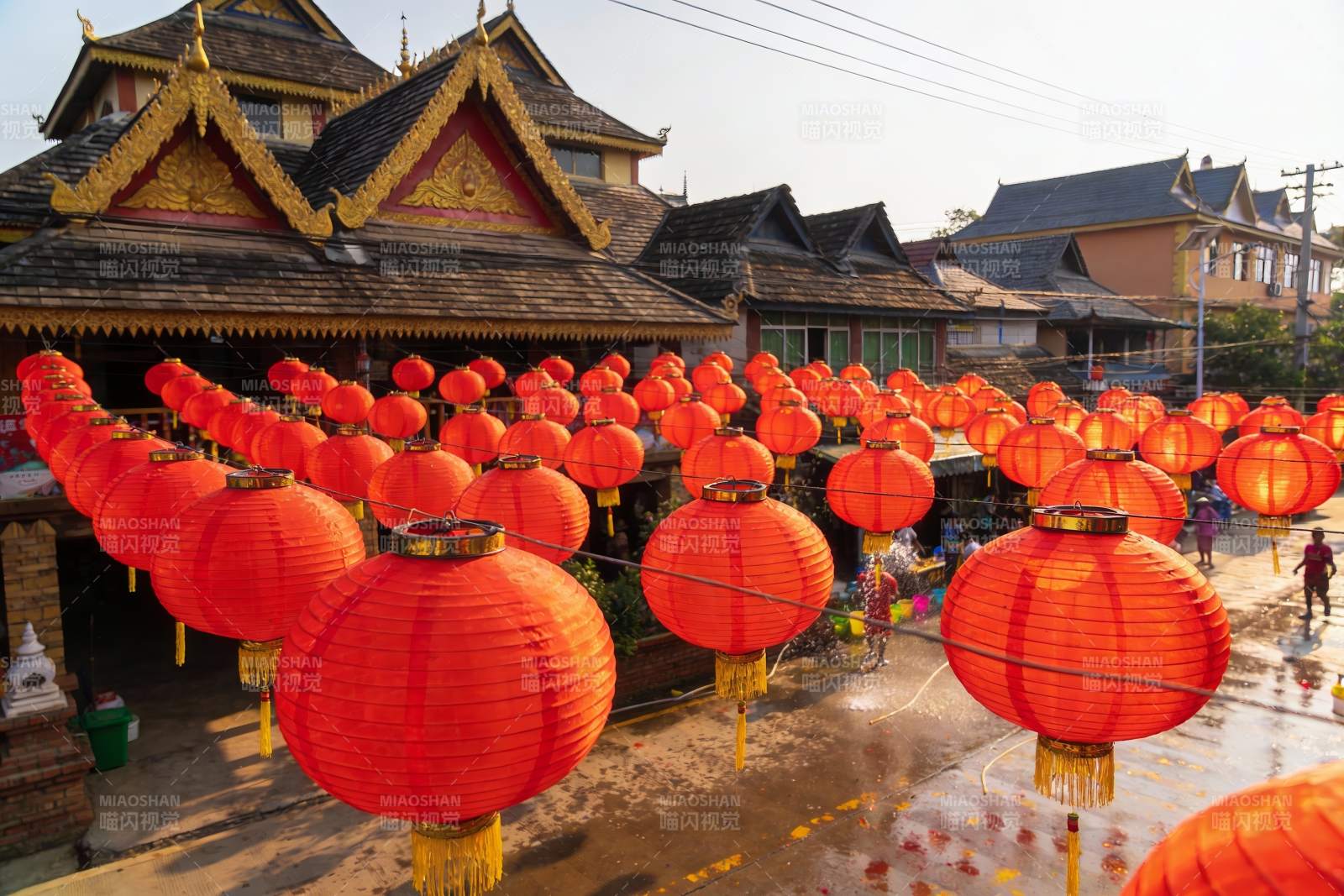 红灯笼装饰的古建筑街道图片
