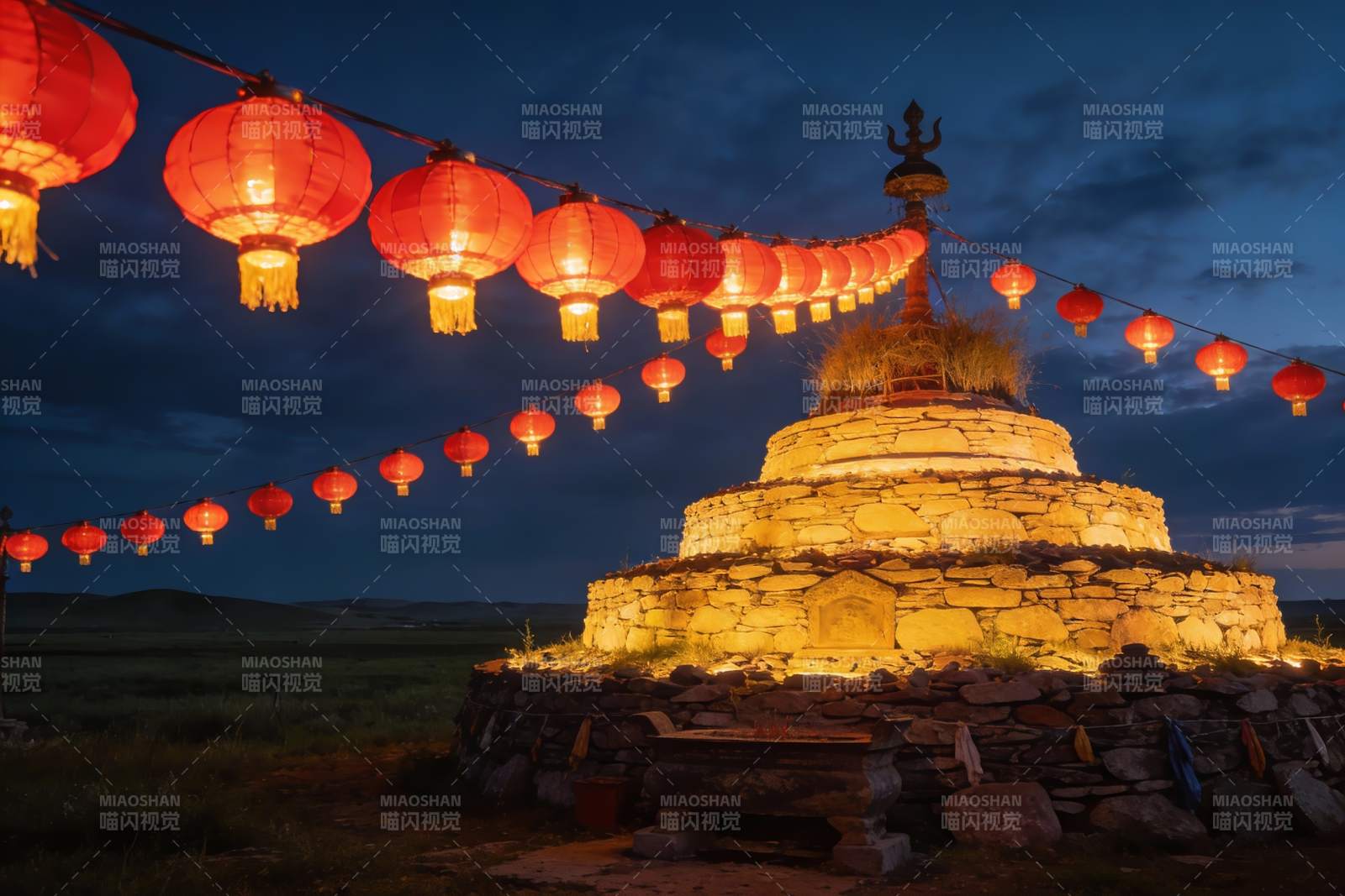 夜幕下的石塔与红灯笼图片