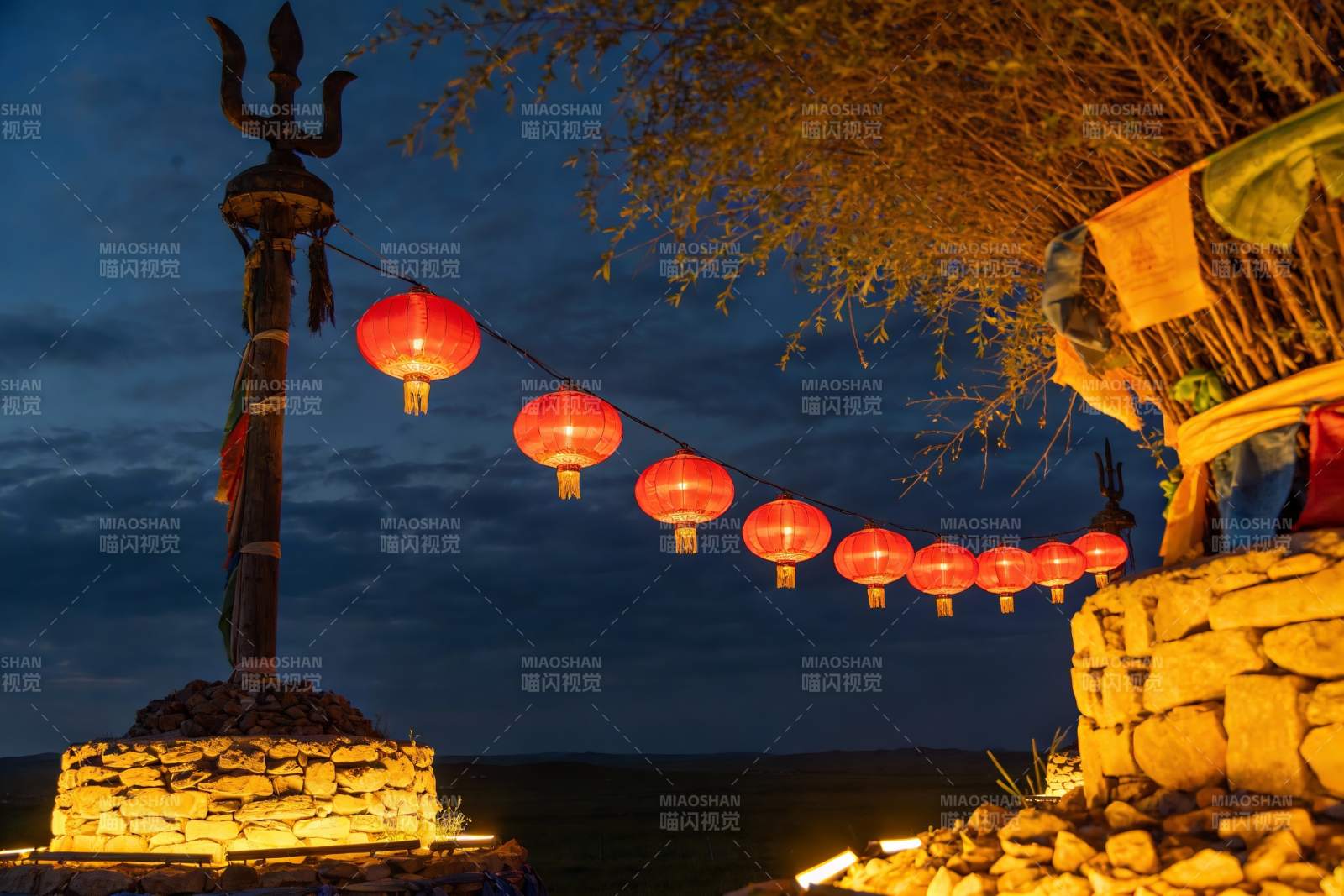 夜幕下的红灯笼与石塔图片