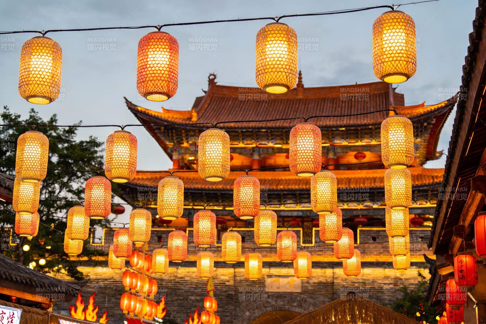 古建筑夜景灯笼高挂图片