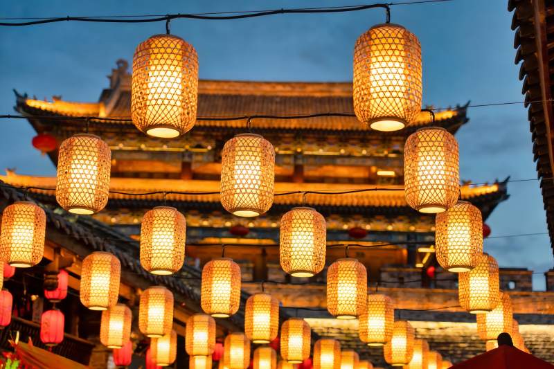 古建筑夜景灯笼高挂图片