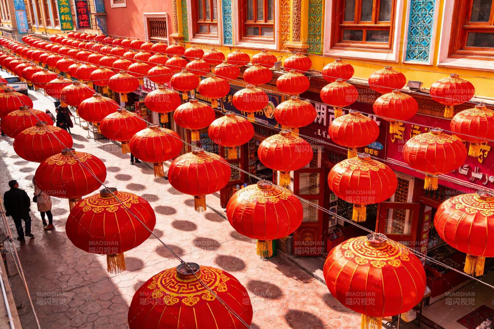 红灯笼挂满街道节日氛围浓厚图片