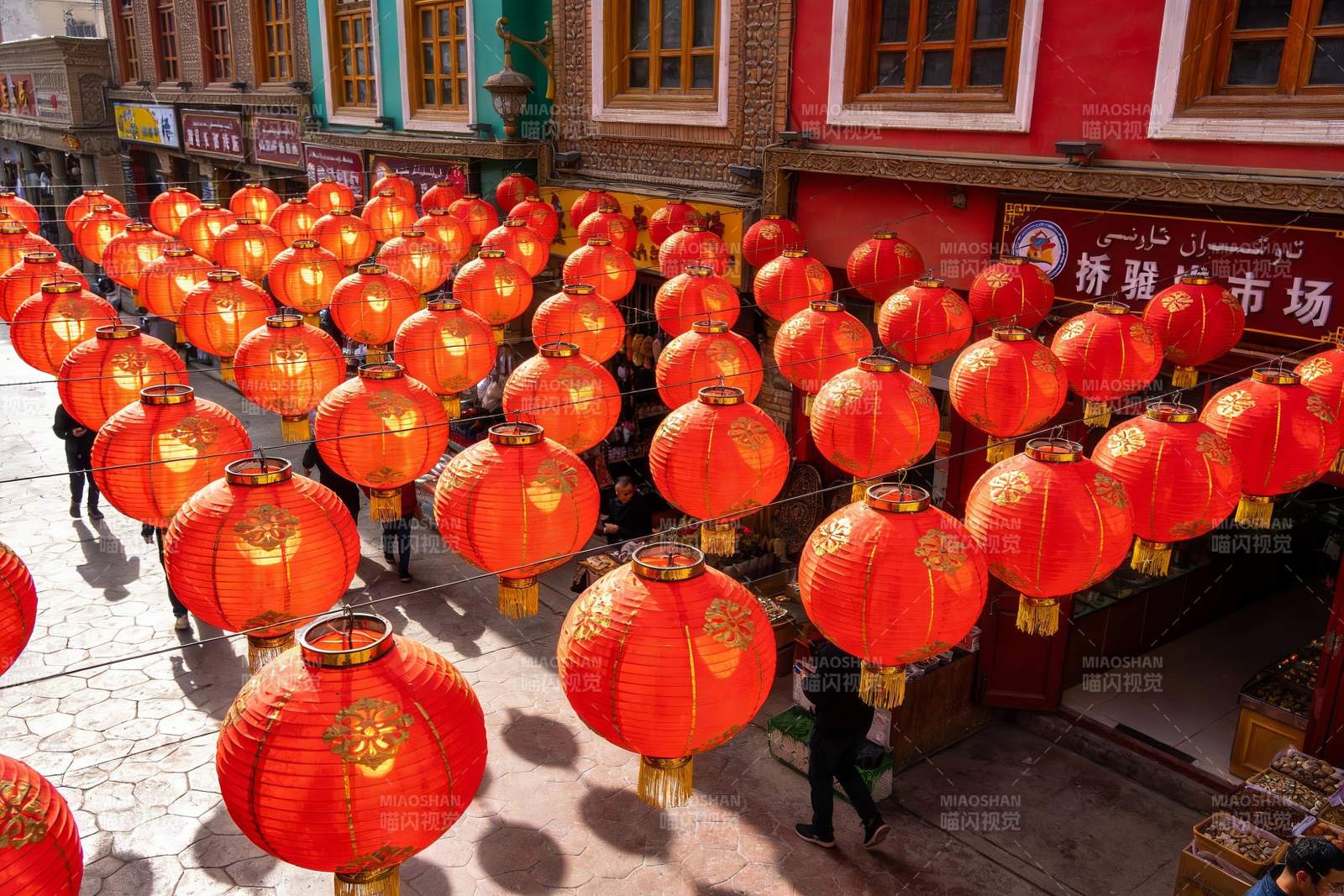 红灯笼挂满街道节日氛围浓厚图片