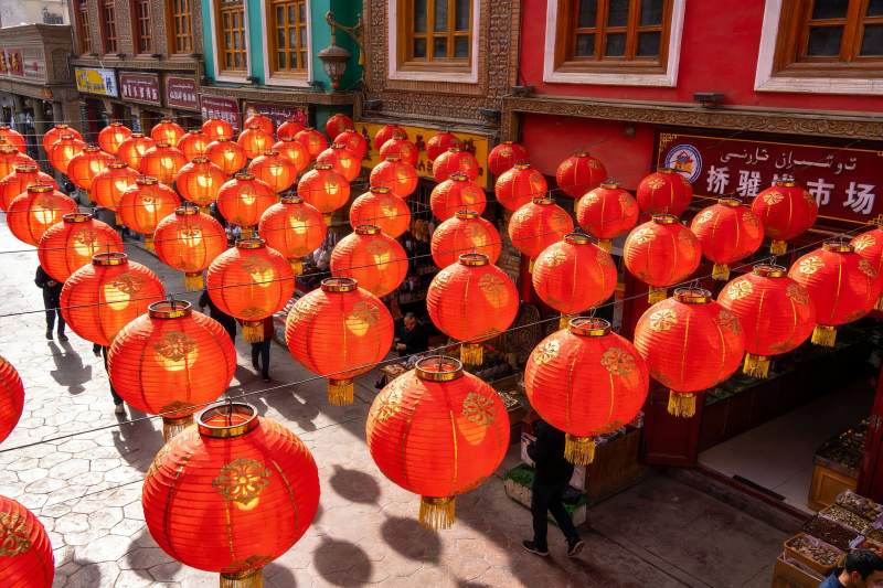 红灯笼挂满街道节日氛围浓厚图片