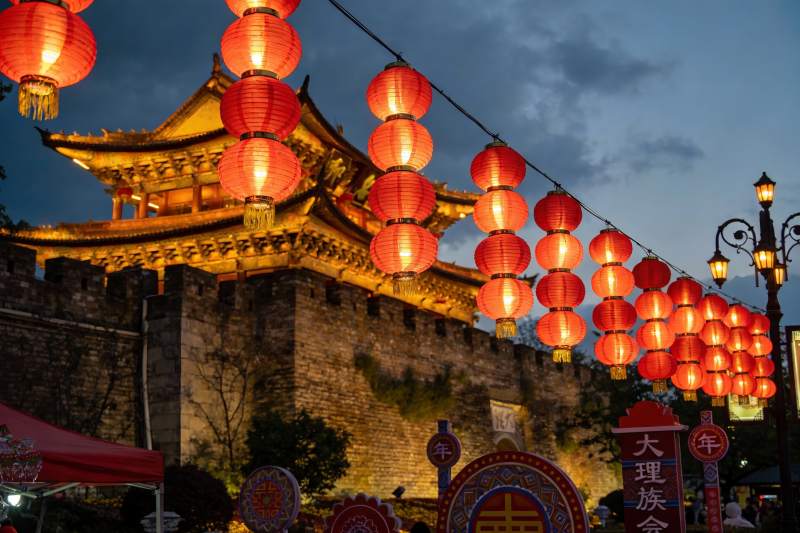 古建筑夜景挂红灯笼图片