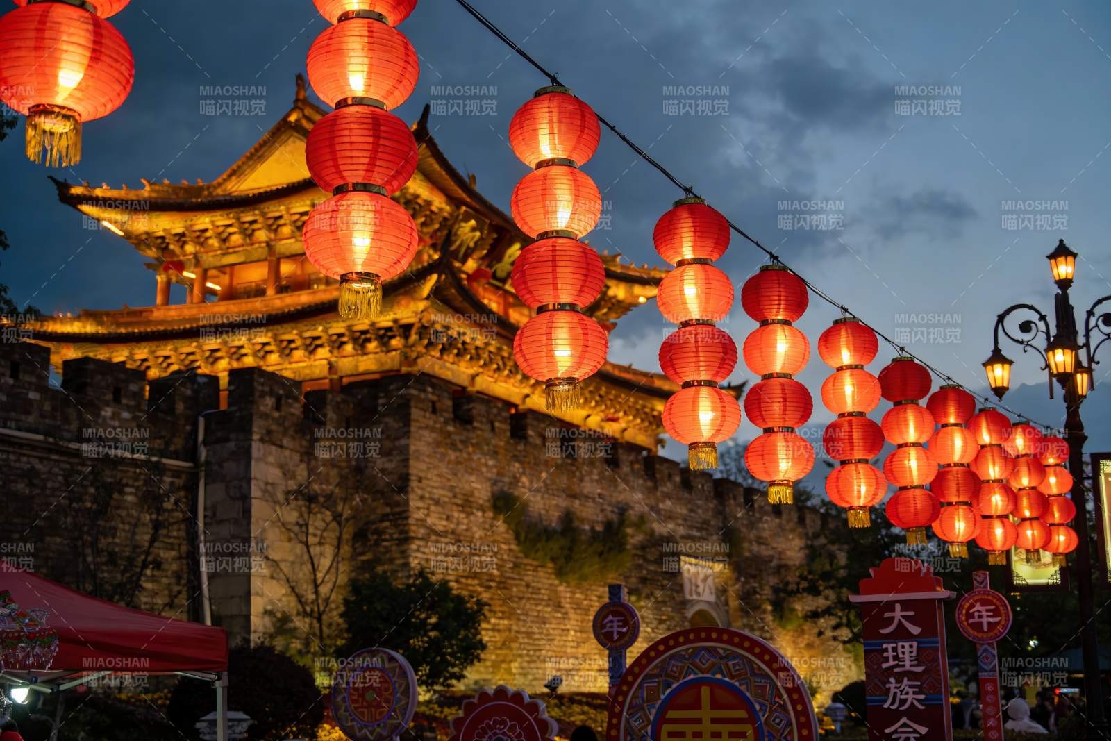 古建筑夜景挂红灯笼图片