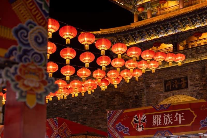 夜景古建筑挂红灯笼图片