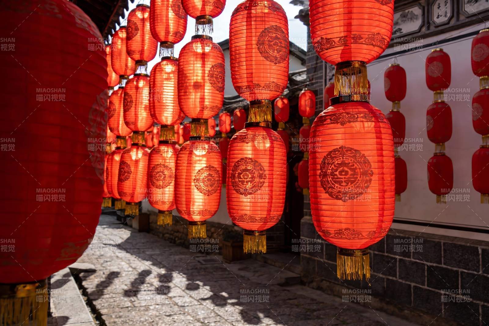 红灯笼挂满古巷节日氛围浓图片