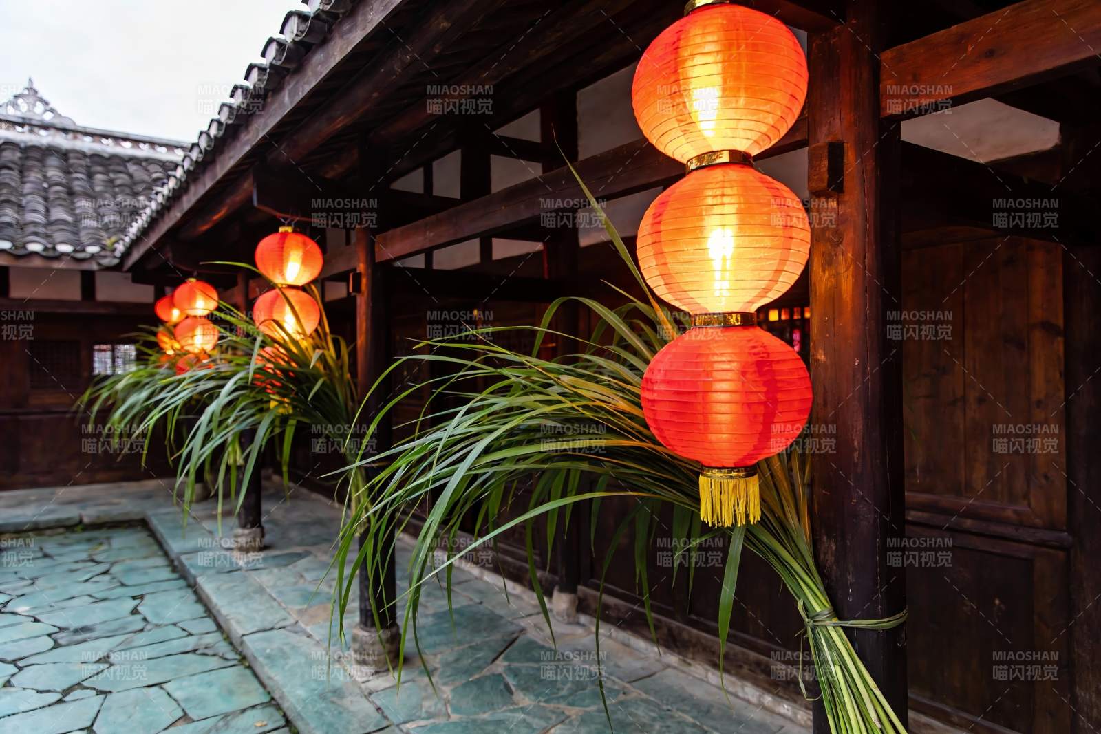 古建筑庭院灯笼与绿植图片