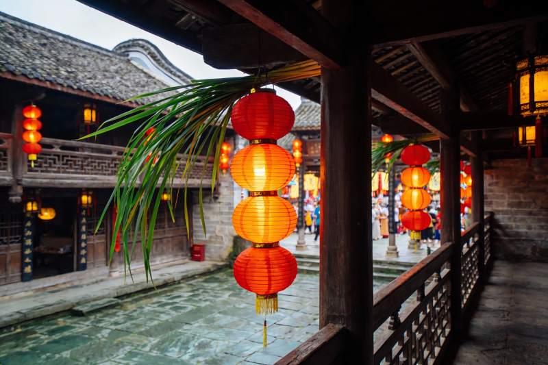 古建筑长廊挂红灯笼图片