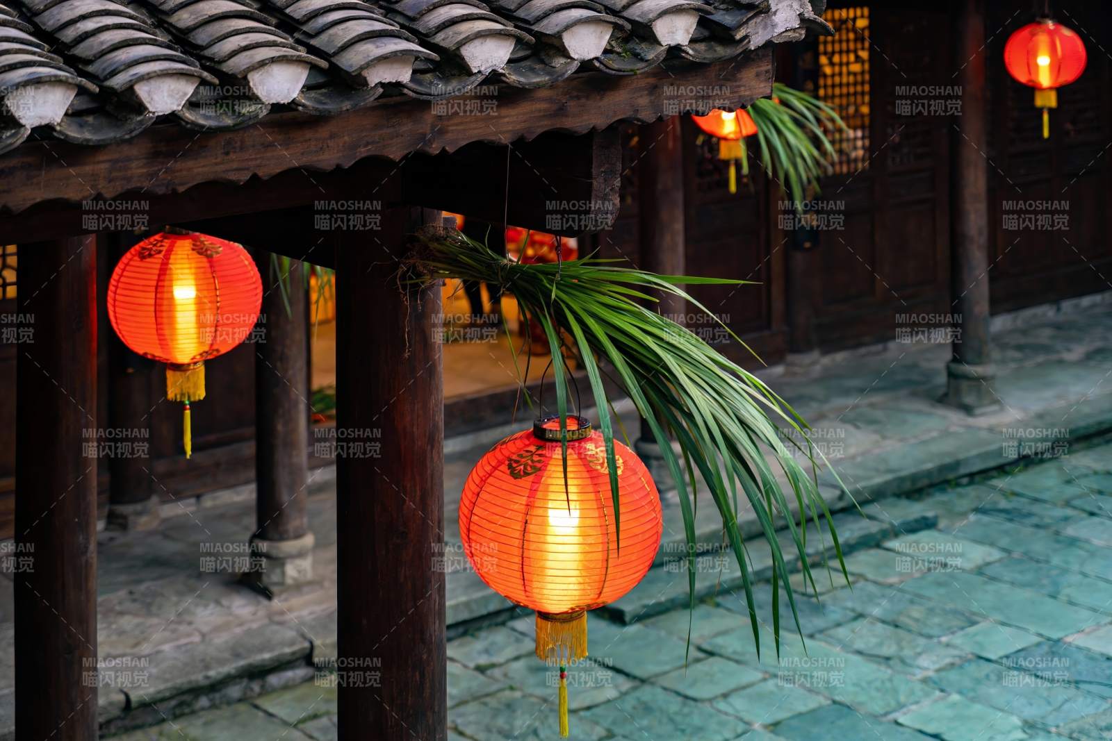 古建筑灯笼夜景图片