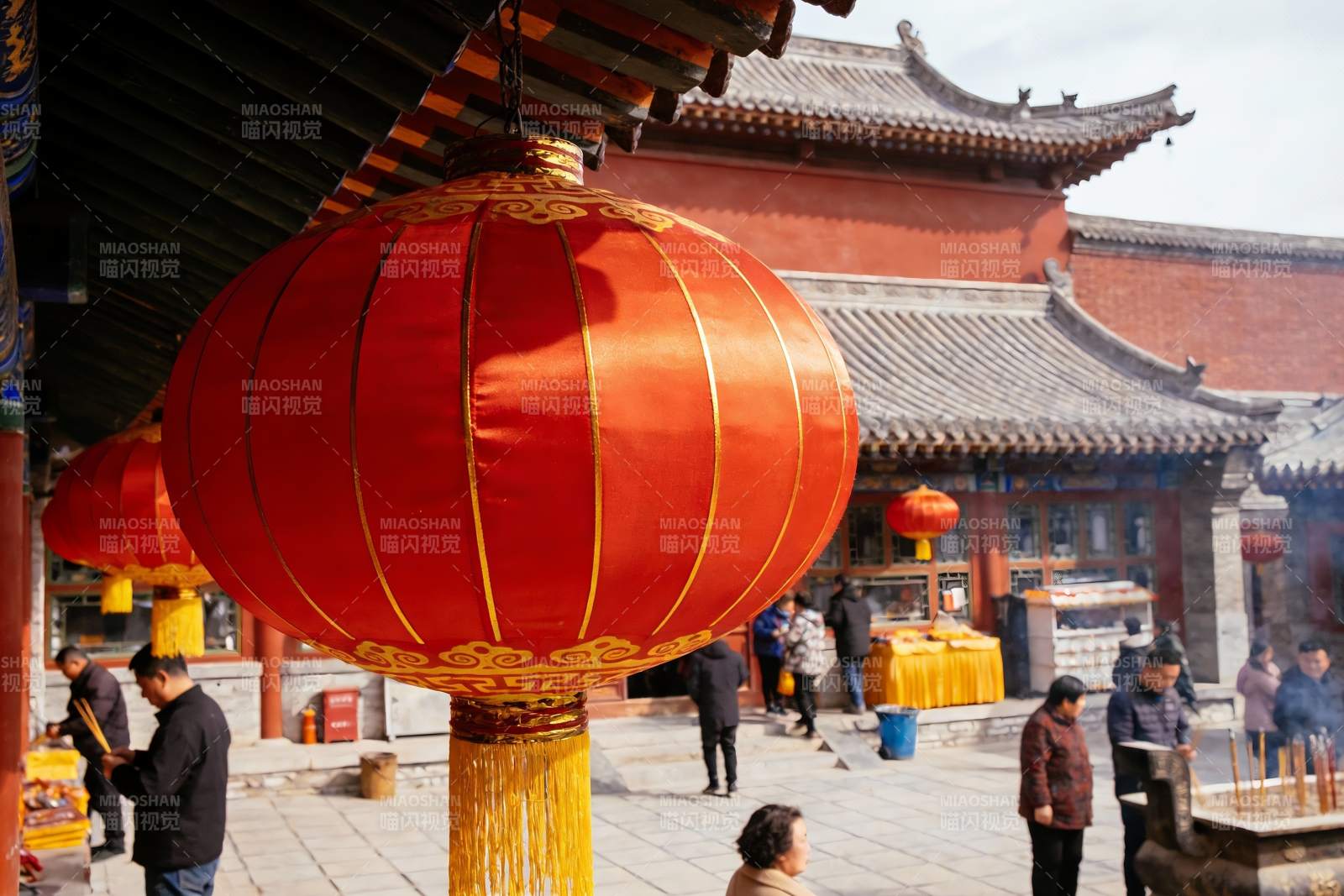 古建筑前红灯笼与人群图片