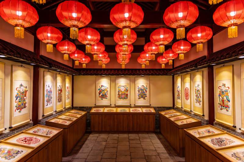 古色古香展厅挂满红灯笼图片