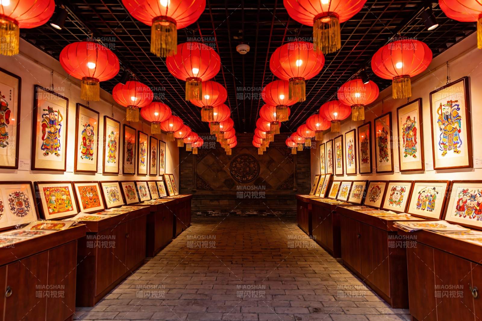 红灯笼展厅内陈列艺术画作图片