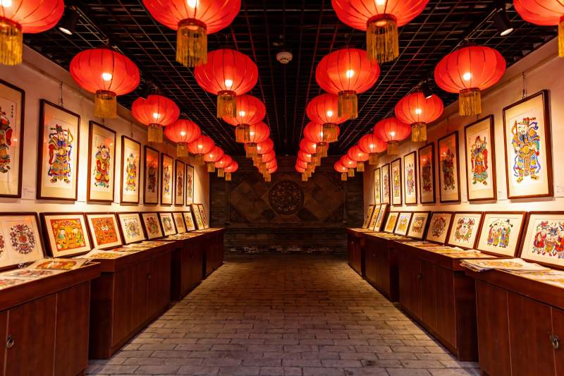 红灯笼展厅内陈列艺术画作图片