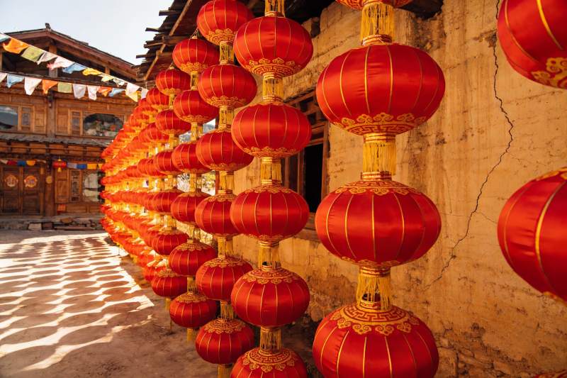 红灯笼挂满古建筑节日氛围浓厚图片