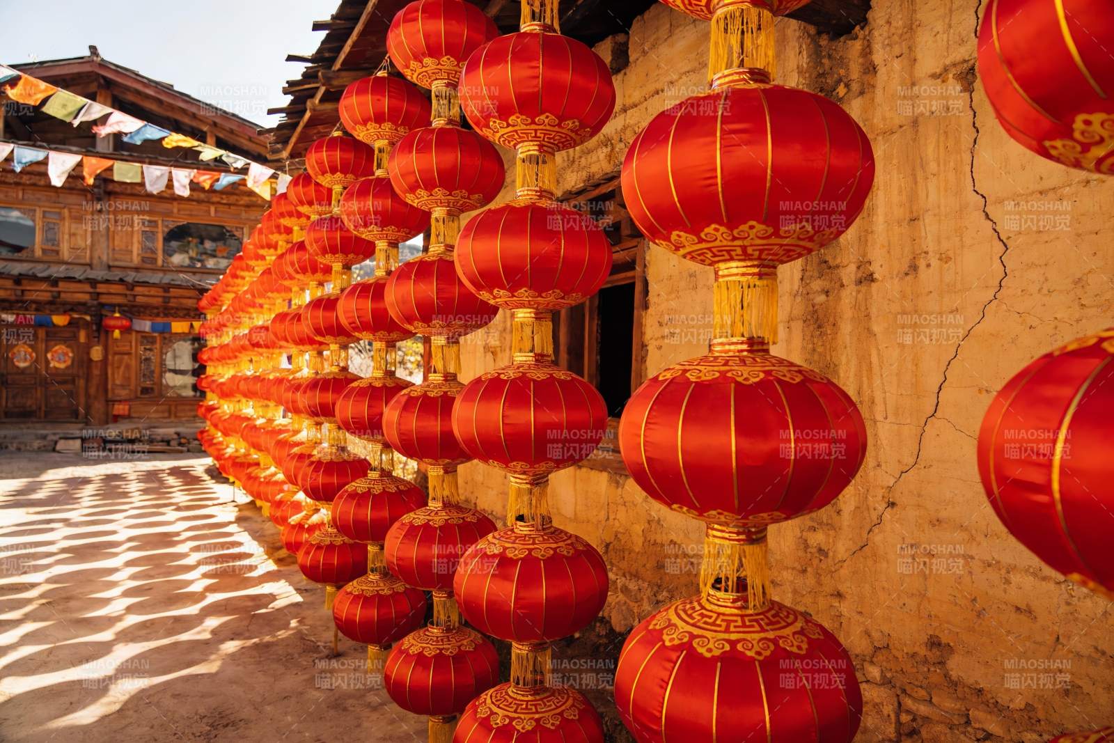 红灯笼挂满古建筑节日氛围浓厚图片